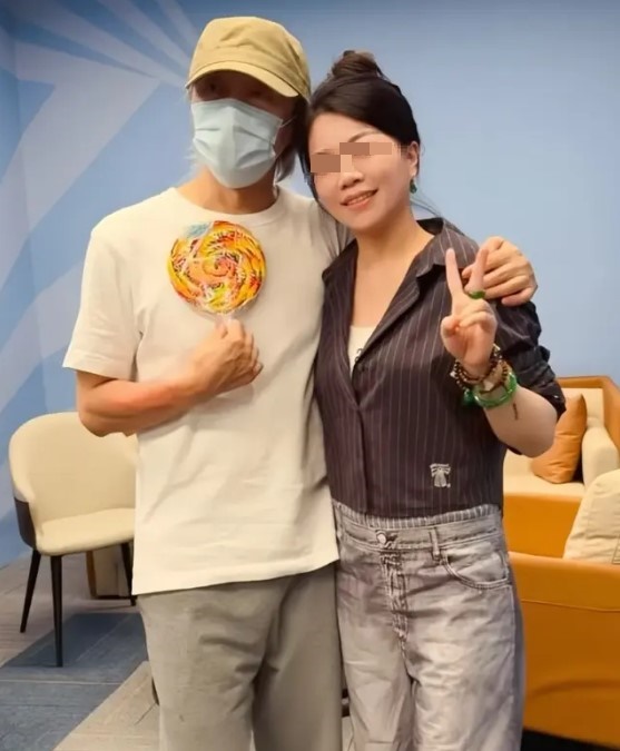 周星驰于酒局中和朋友亲民合照。
